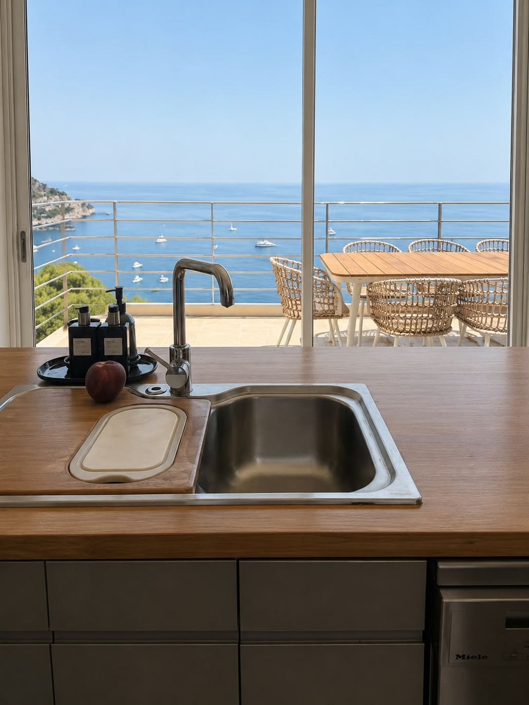Cuisine avec vue sur la terrasse et la mer