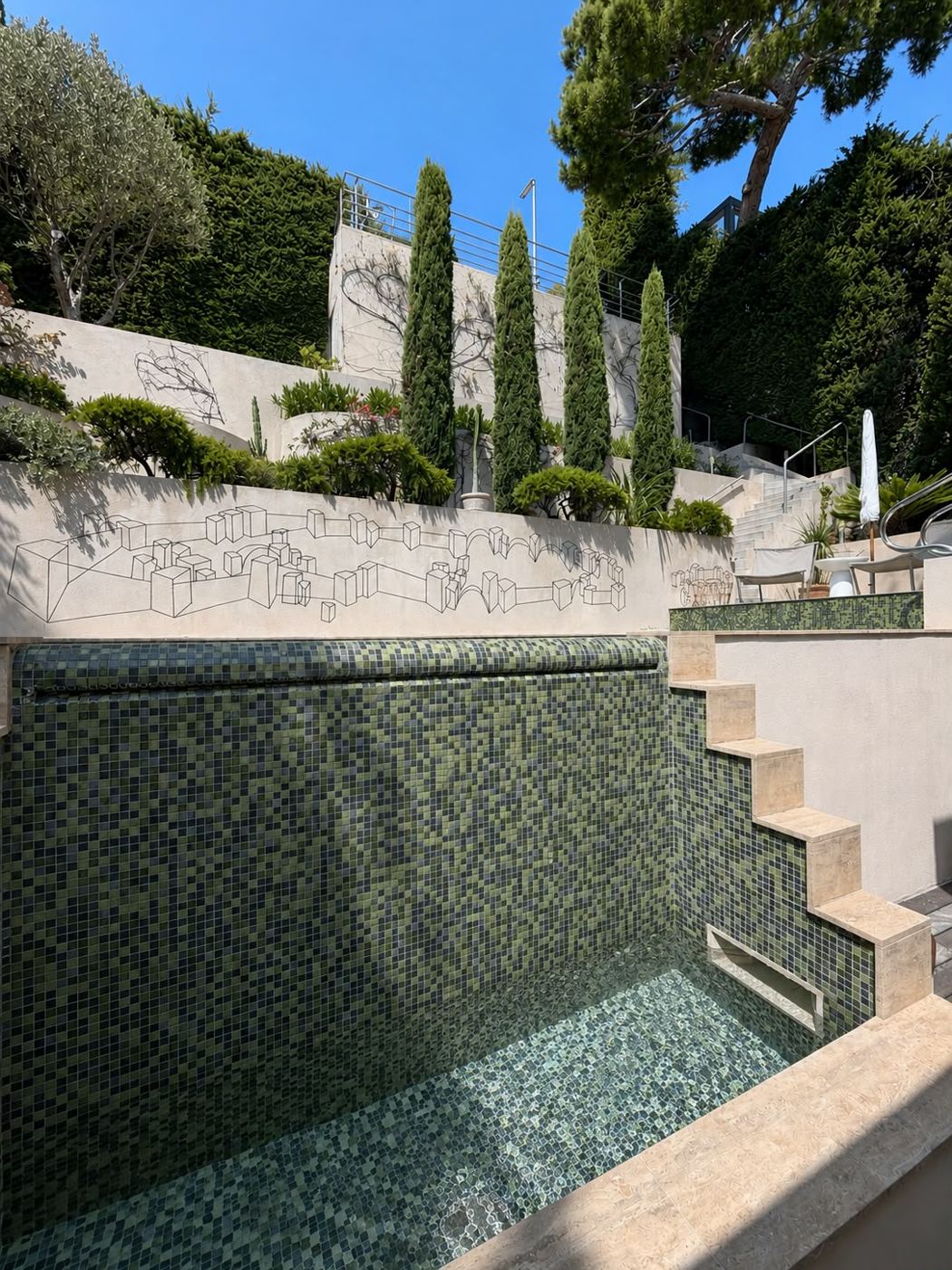 Piscine en mosaïque verte dans le jardin
